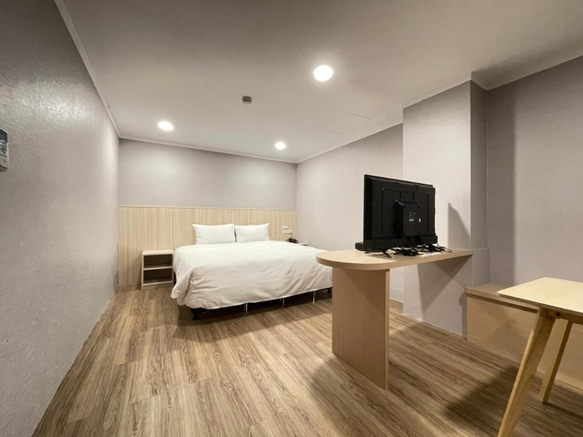 Yoshi Hotel - Tainan Station Branch Exterior foto